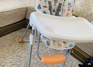 Chaise haute bébé JOIE – réglable, avec 2 housses