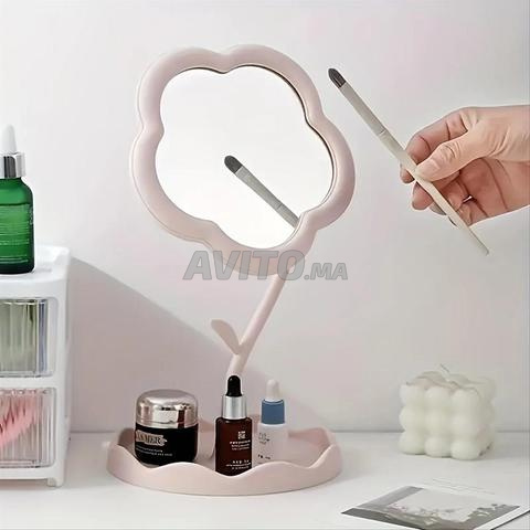 flower-shaped cosmetic mirror