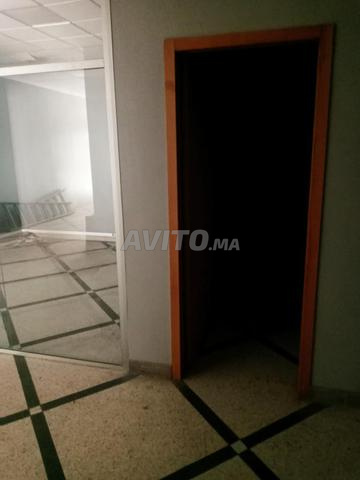 بموجب اتفاقية الاستأجير أو بيع العقار، يوجد بيع مرفق تجاري.