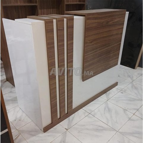 e comptoir d'accueil en bois  àà ffès