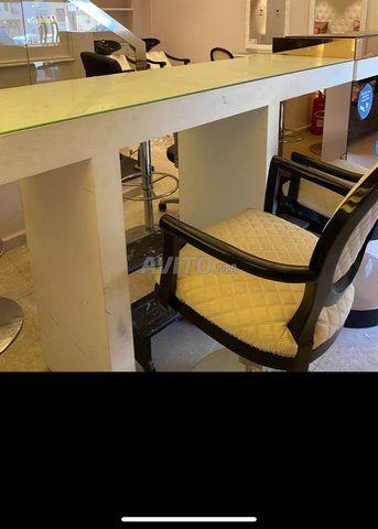 Lot 2 fauteuils et comptoir manucure