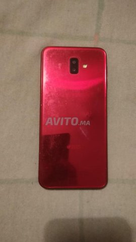 هاتف Samsung j6 ناضي غير فيه ضربة خفيفة فالكاش 