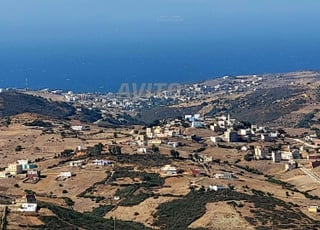 أرض 744 م² مسجلة منطقة فيلا بإطلالة على البحر في طنجة