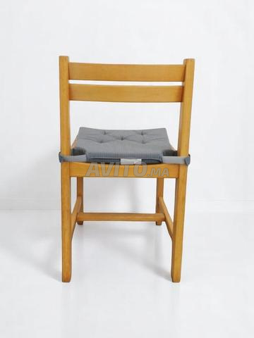 كرسي عتيق من الخشب الصلب مع وسادة زرقاء