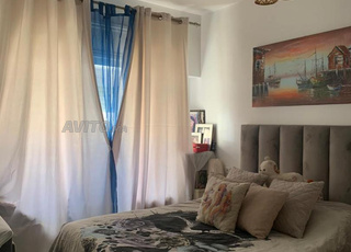 un lit grand de couleur gris