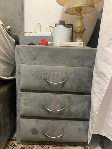 un lit grand de couleur gris - 2