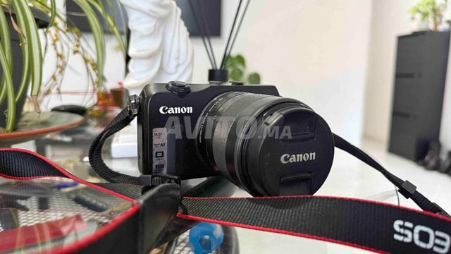كاميرا احترافية من نوع Canon EOS m
