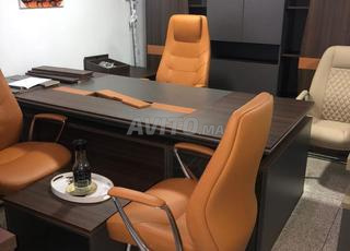 Bureau avec bibliothèque intégrée