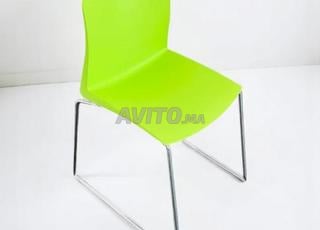 Chaise visiteur design piètement Traîneau vert