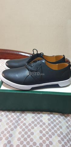 chaussures en cuir noire et bleu taille 43