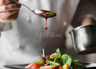 طباخة محترفة وامرأة تنظيف