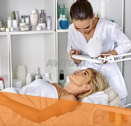 Esthéticienne asiatique / massage / coiffure