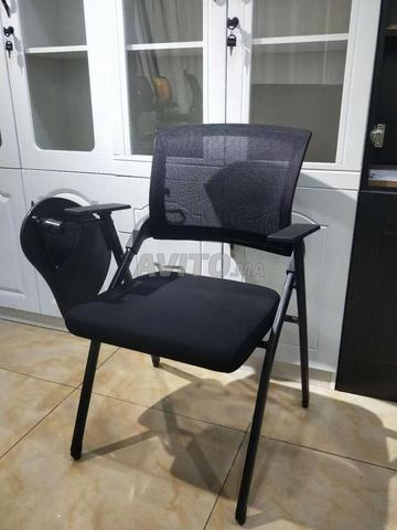 chaise scolaire avec table écritoire disponible