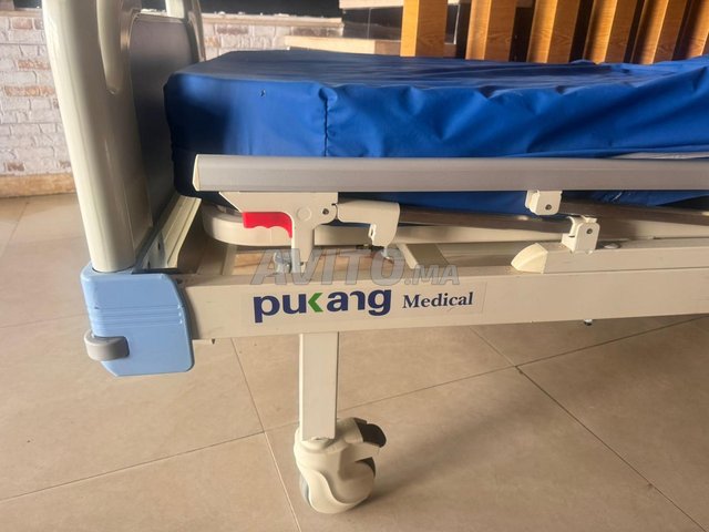 Lit médical avec table