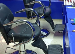 vente deux chaises de coiffure homme 