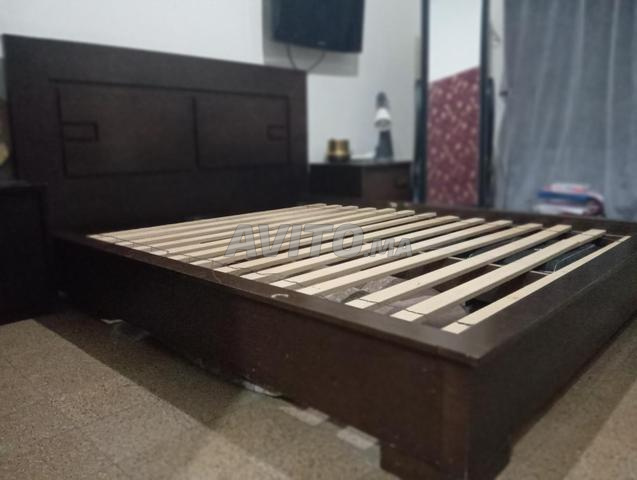 chambre à coucher sans matelas et un grand mirroir  - 2