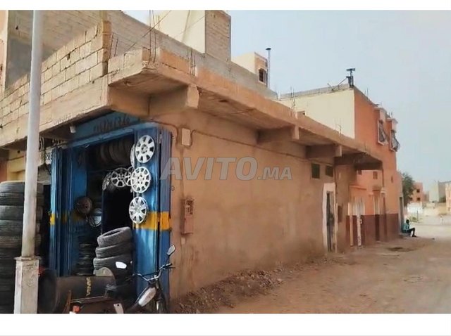 Maison 4 garçonnières et 2 magasins / منزل للبيع 