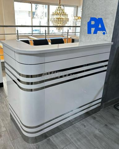comptoir de récéption/bureau d'accueil/disponible