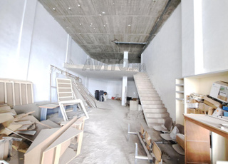 Magasin commercial 4 portes 337 m² Bd 9 Avril