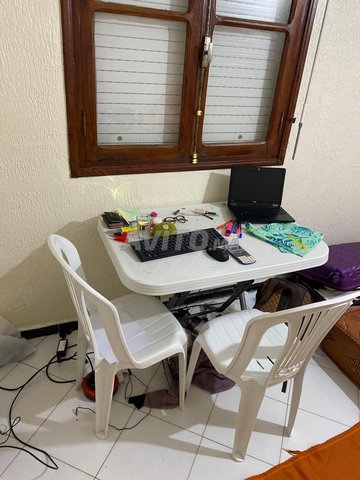 lits , table, chaises, chauffeau, réfrigérateur  