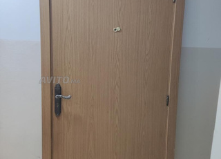 Porte complete d'appartement extérieure avec cadre