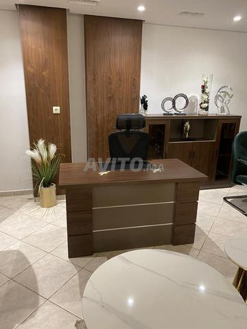 bureau en bois avec retour et caisson 3 chaise