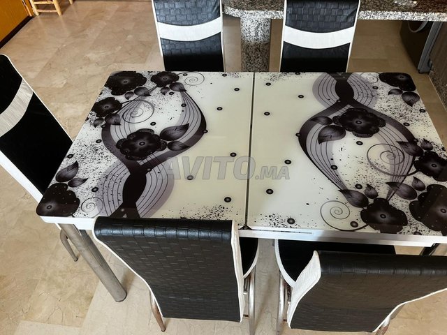 table à manger pliable et 5 chaises assorties