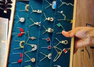 bracelets et colliers à vendre avec stock 