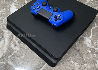 PS4 avec manette en bon état - prix négociable 