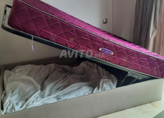 lit double avec rangement sous le lit