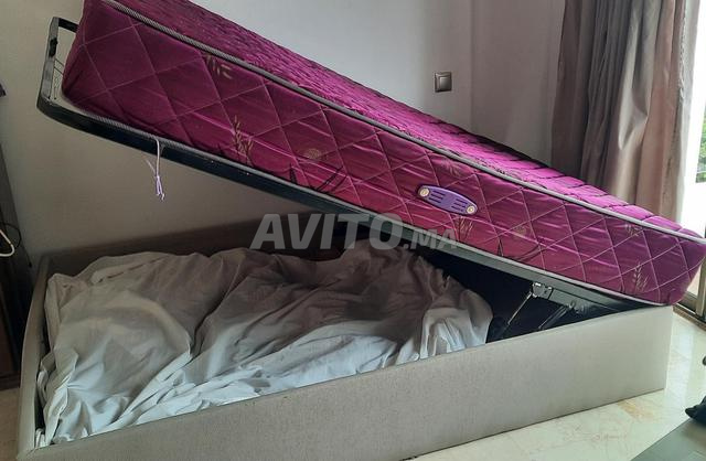 lit double avec rangement sous le lit