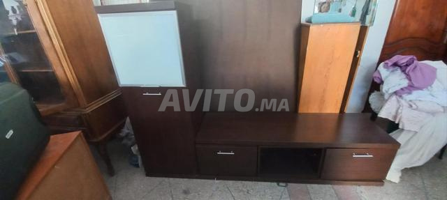 Placard TV mural avec rangements – en bois foncé - 2