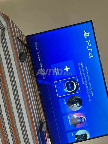 ps4 pro avec les 2 manettes et 4 jeux 