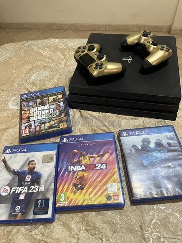 ps4 pro avec les 2 manettes et 4 jeux 