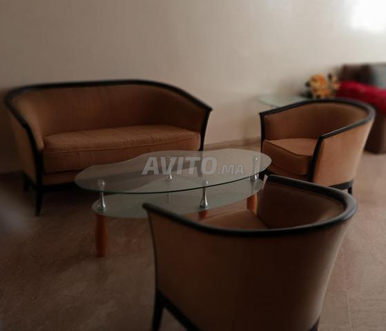 un grand salon et un fauteuil à vendre.