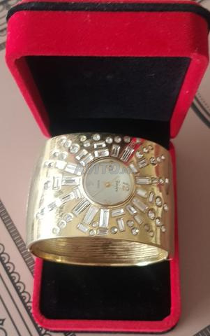 une montre en cristal gold