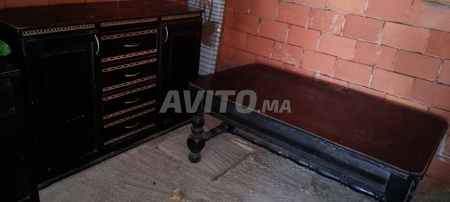  Grande table en bois avec 2 Sandrine 
