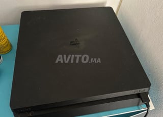 PlayStation 4 Slim 500 Go en bon état et manette