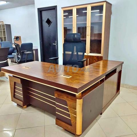 مكتب مدير كبير الحجم مع مساحة تخزين مثالية