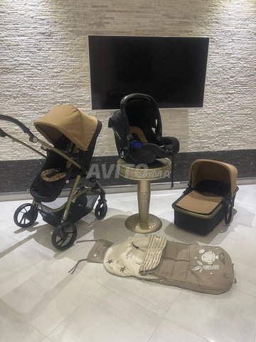 Une poussette trio becool 