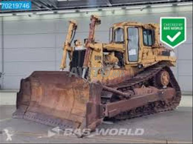 ventre engin de genie civil et camion en bon état