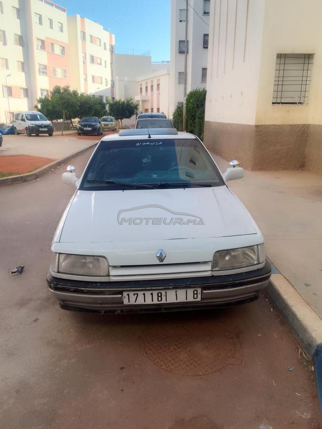 سيارة Renault R21 