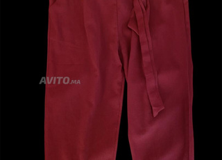 élégant pantalon couleur grenat (bordeaux foncé).