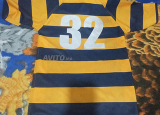 Maillot de rugby rayé bleu et jaune 