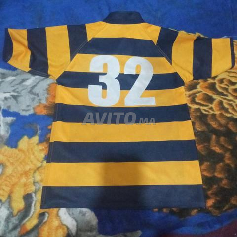 Maillot de rugby rayé bleu et jaune 
