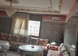 شقة كبيرة ببلكونة للبيع 