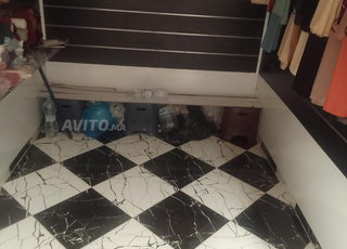 محل تجاري للبيع بسوق لمحاميد 9 قرب مسجد الأميرة