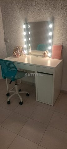 Bureau et sa chaise et miroir