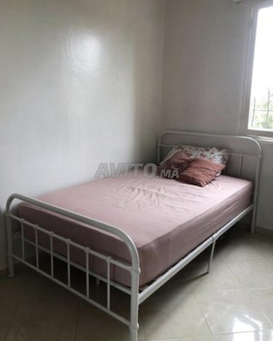 Lit, Matelas, Table de chevet(3 tiroirs), Étagères