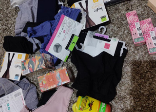 Lot sous vêtements parfum maquillage 